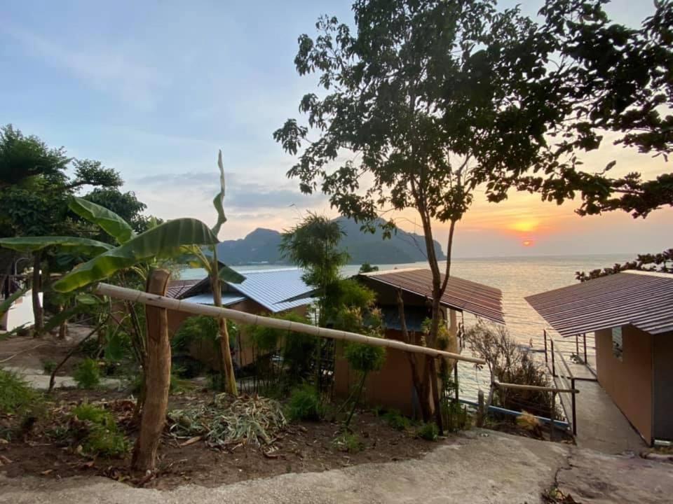 Phi Phi Seaside Bungalow Bagian luar foto